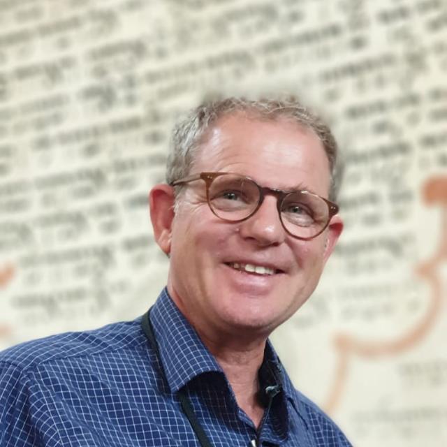 אנשים עושים היסטוריה מתוך החשכה